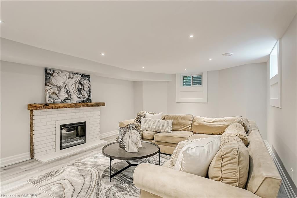 Cambridge Dr Morrison Oakville