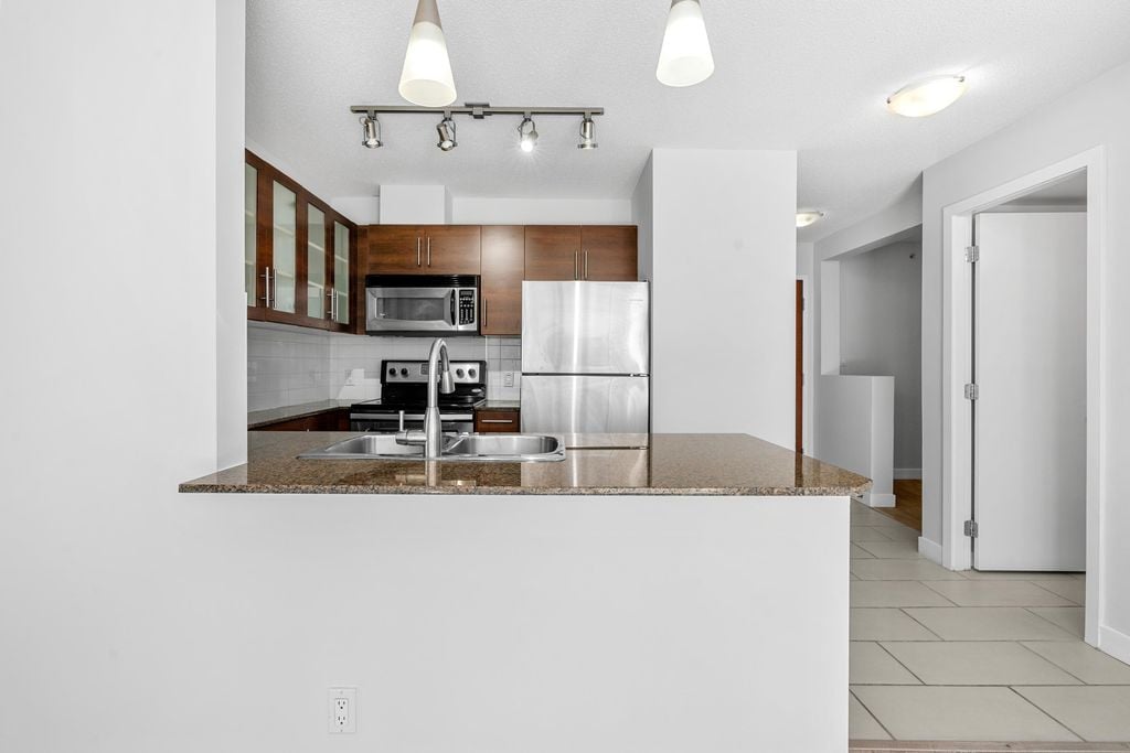 833 Agnes St, #807