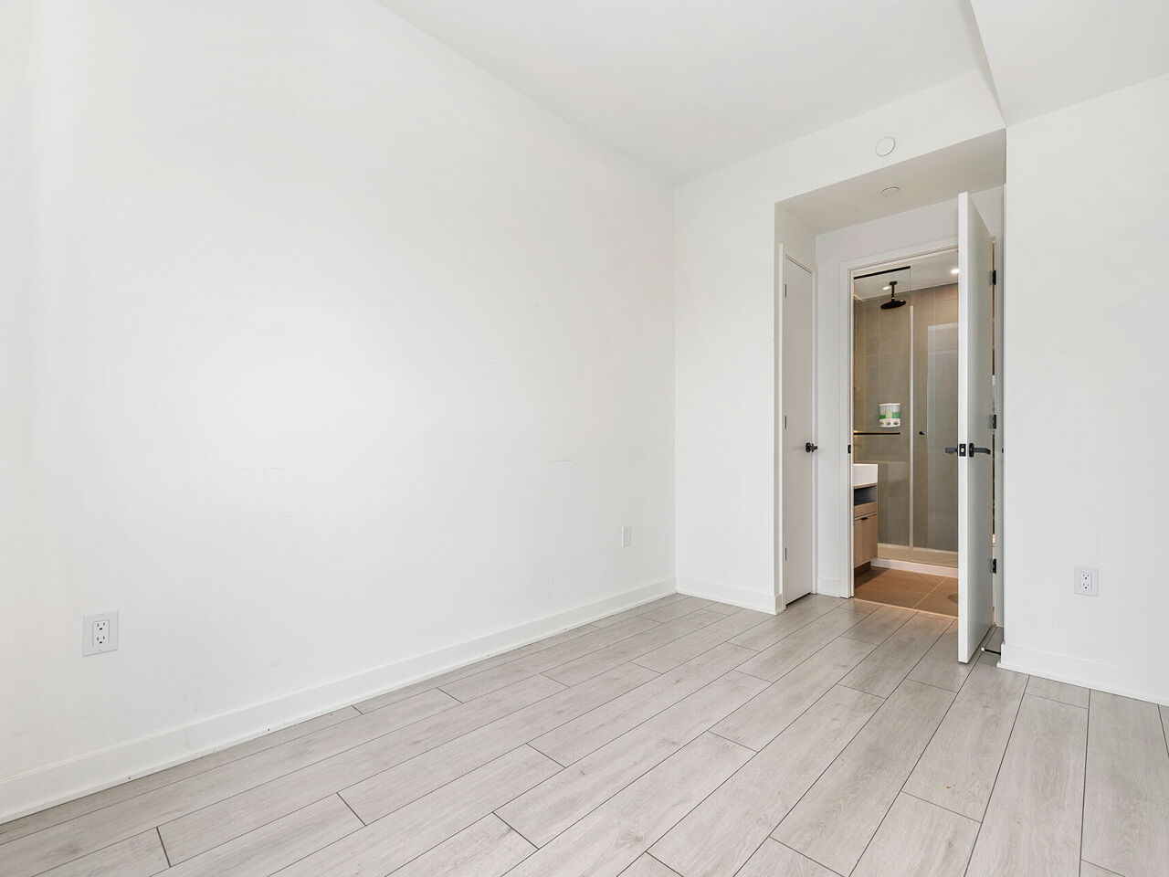 55 Charles St E Unit: 2604