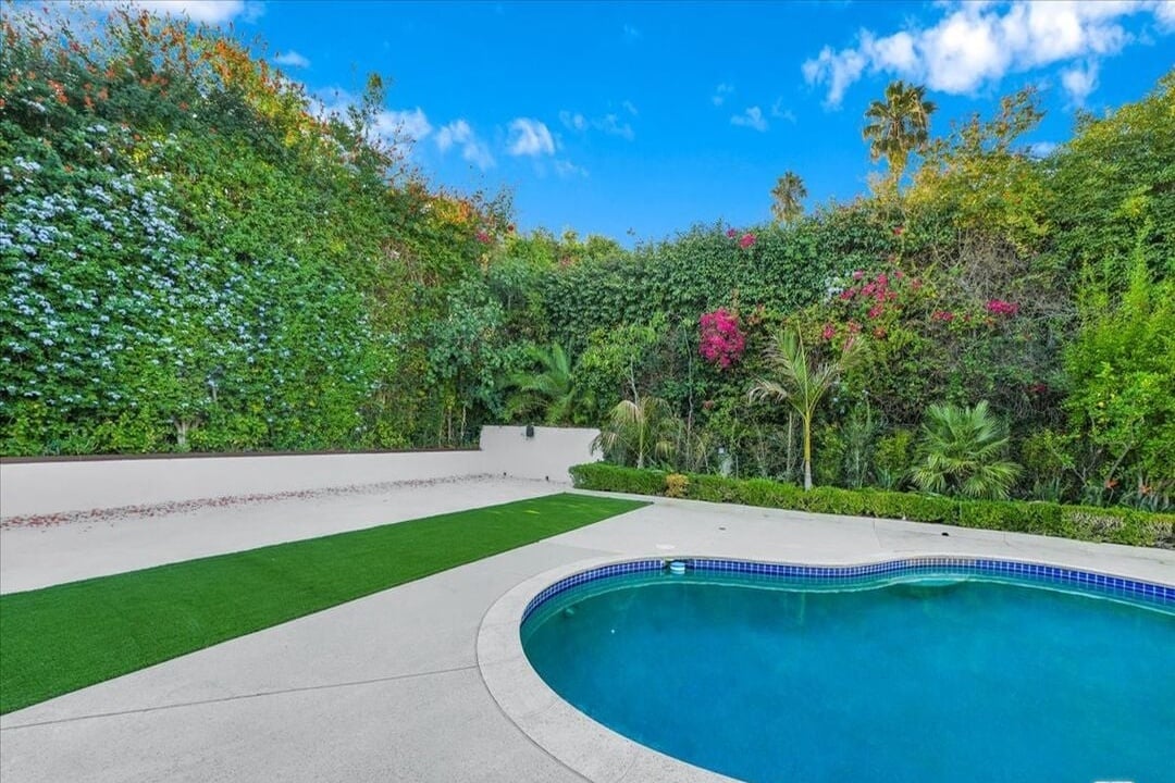 Northstar Manor, N Alta Dr, 90210