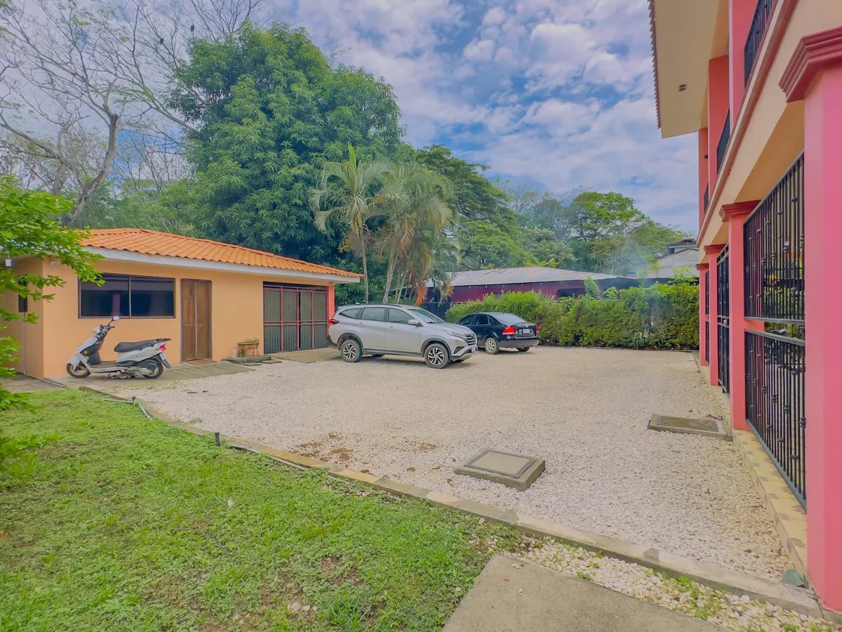 Spacious Living Near Town and Beach
