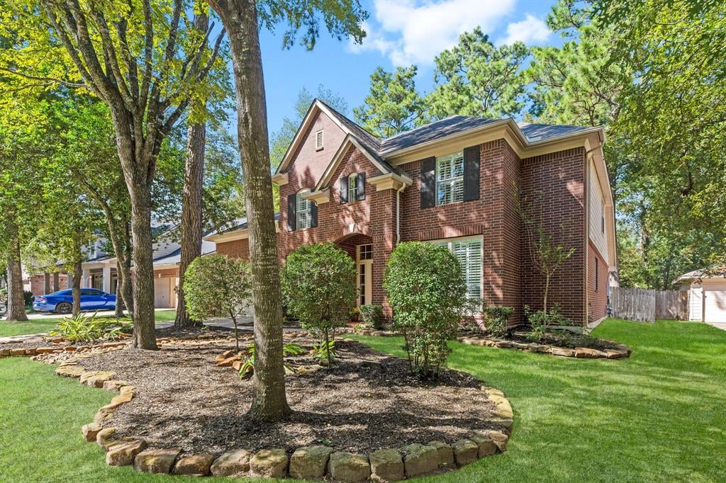 6 N Goldenvine Cir