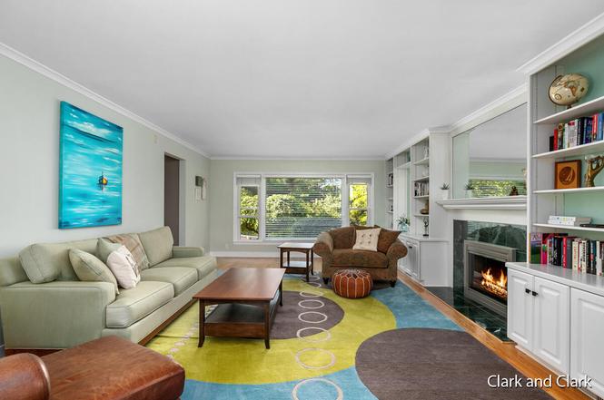 208 Lakewood Dr SE