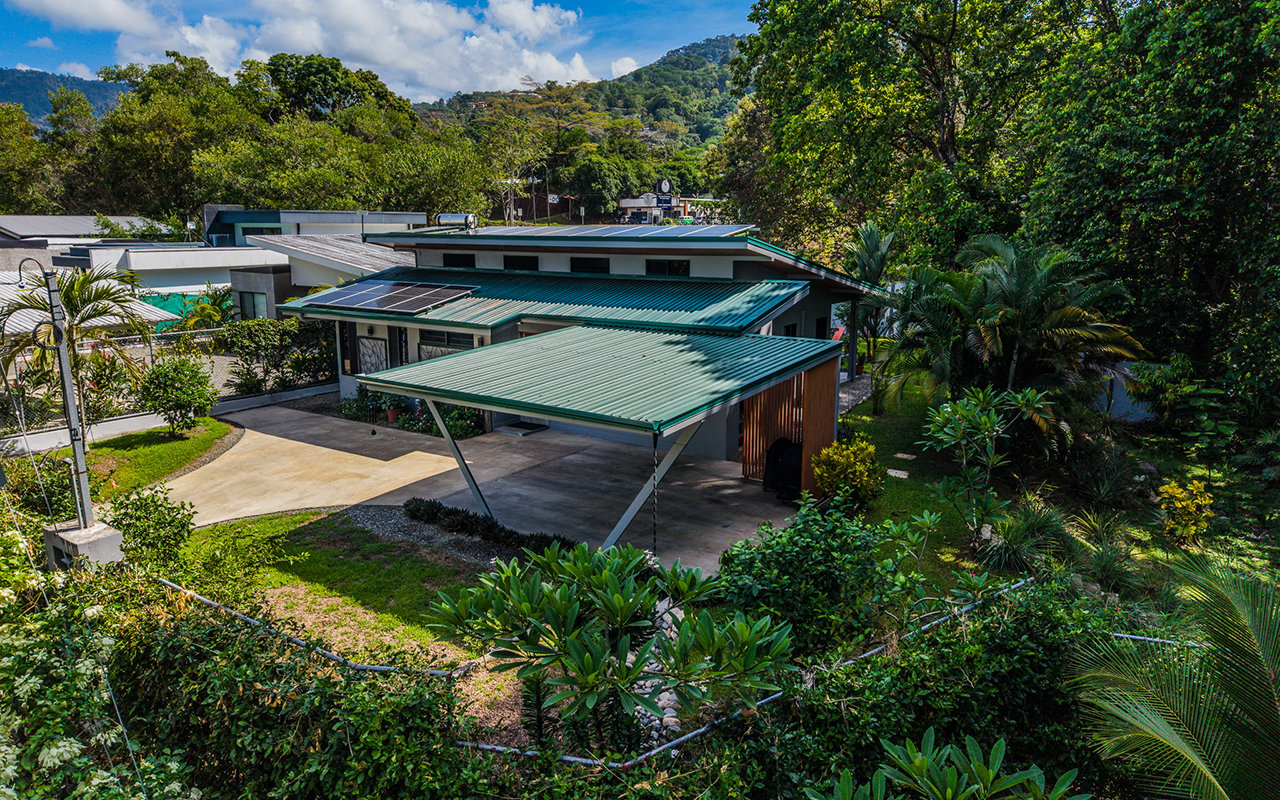 Home Near Downtown Uvita with Private Forest and Creek