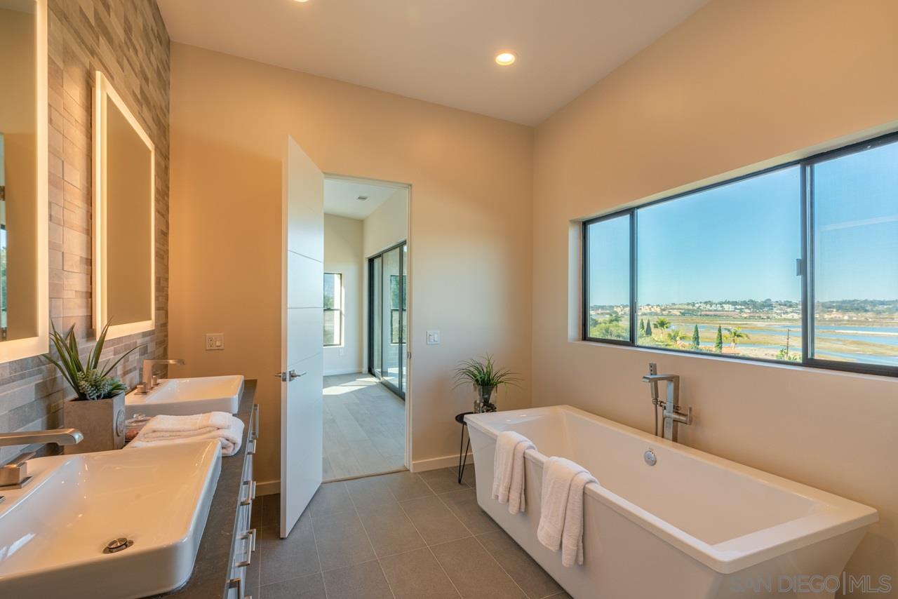 2829 Racetrack View Dr