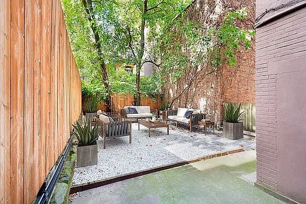 274 W 71st St