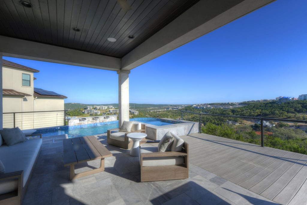 Luxury Living with a Pool and Stunning Views in Cresta Bella