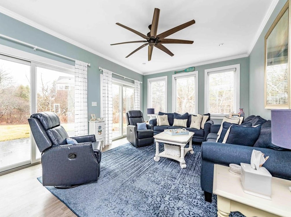 6 Schoolhouse Ln