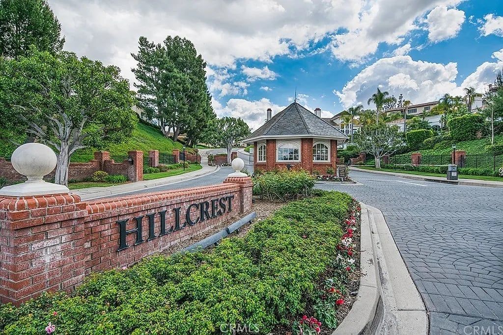 3126 E Bradbury Ct