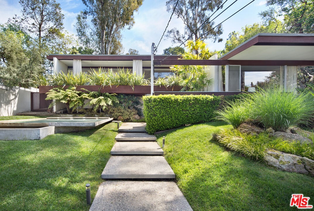 2210 Neutra Pl