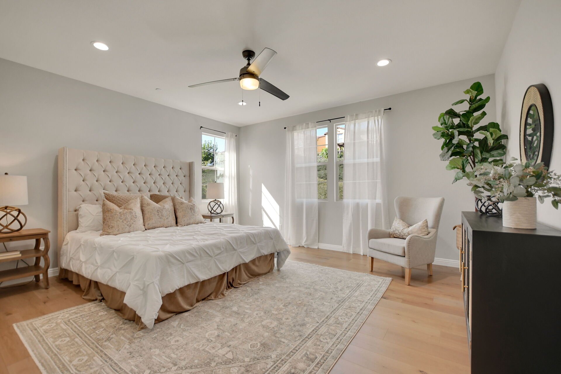 885 E Manresa