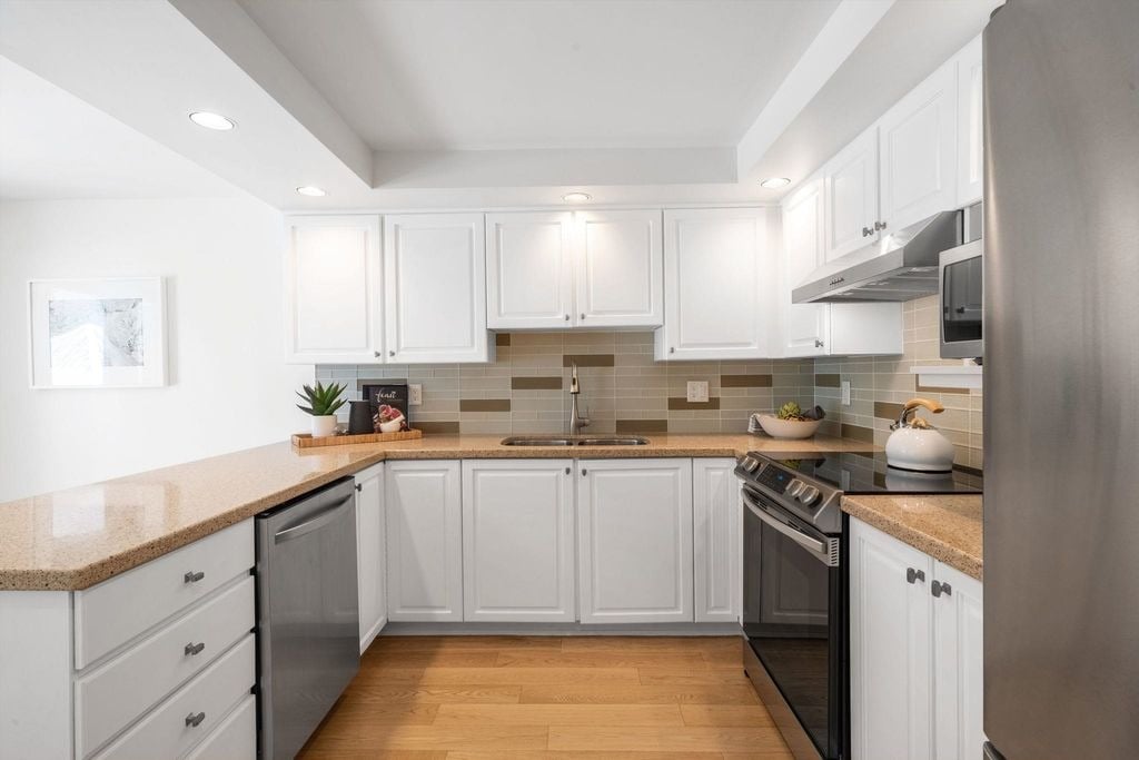 3377 Capilano Cres, #206