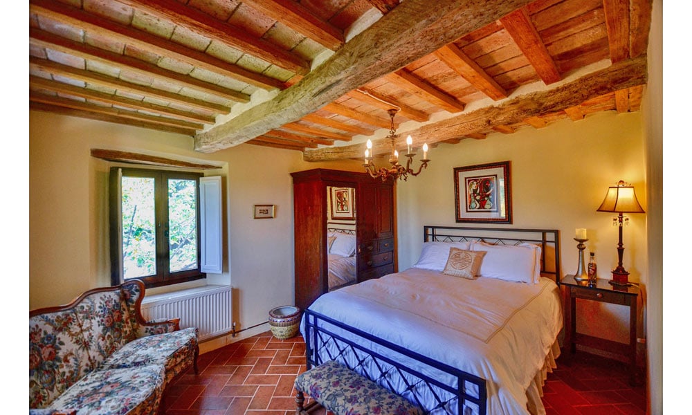 An Enviable Country Retreat With Panoramic Views in Colmurano, Le Marche