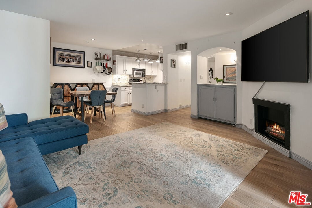 8535 W West Knoll Dr, #103