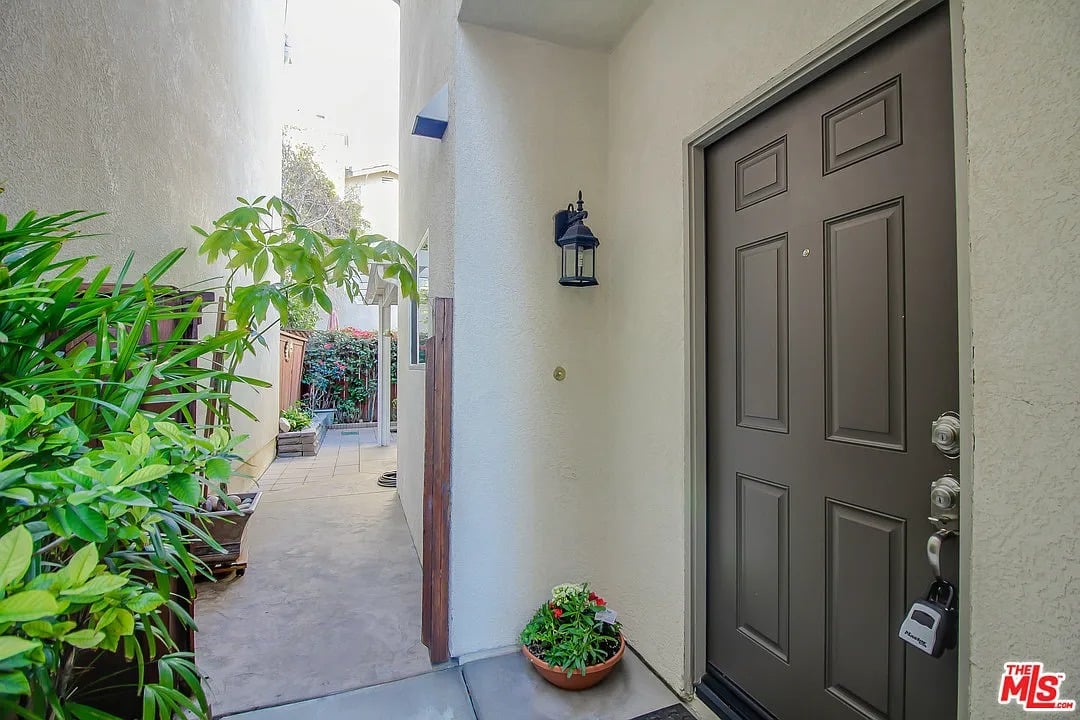 9001 Owensmouth Ave Unit 18