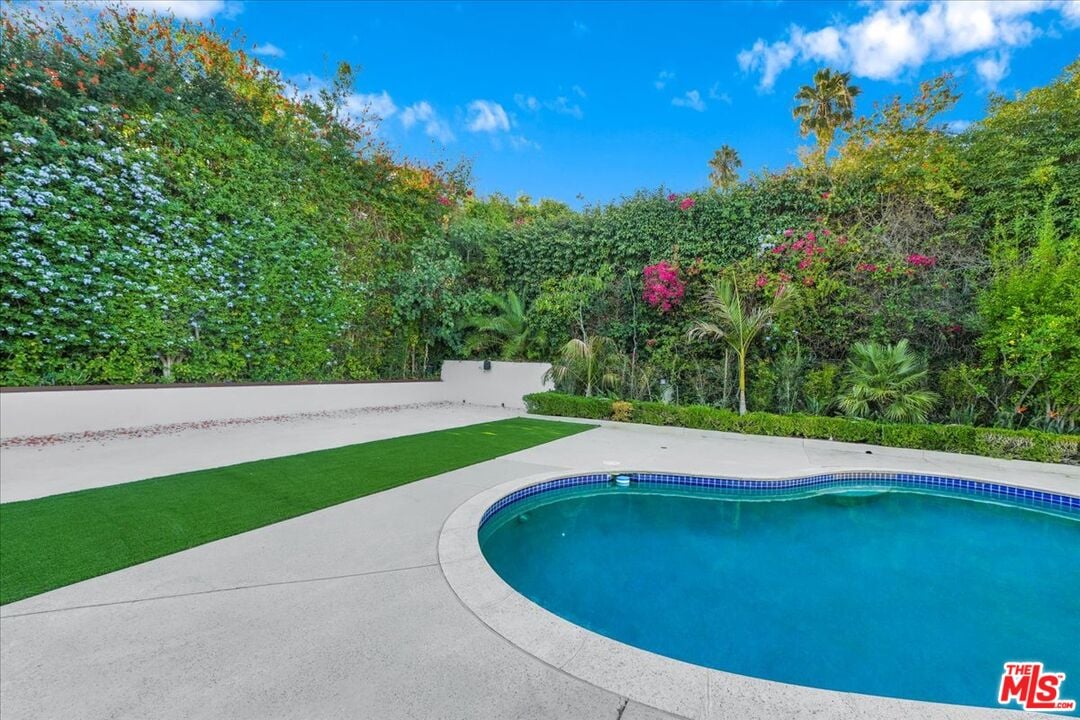 Northstar Manor, N Alta Dr, 90210