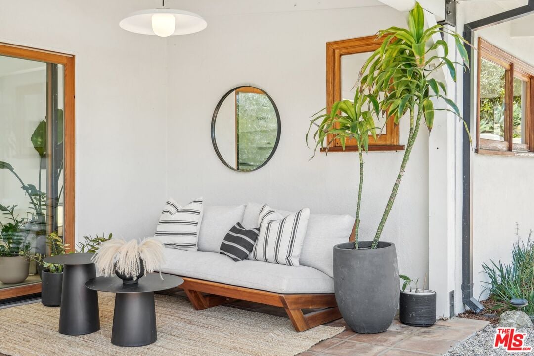 Sunset Crest Dr, 90046