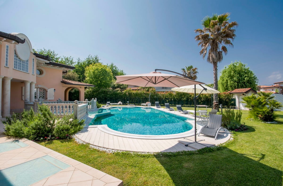 New Luxury Villa with Large Pool and Gardens in Forte dei Marmi