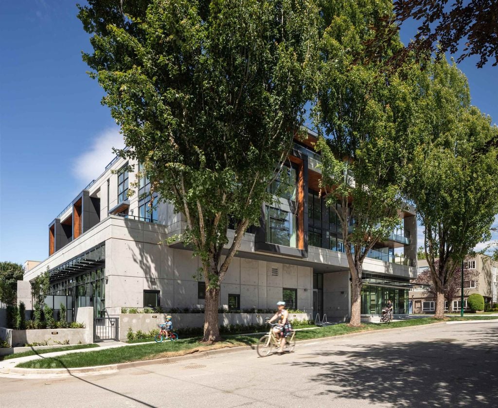 717 W 17th Ave