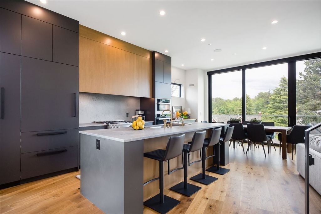 4385 Locarno Cres