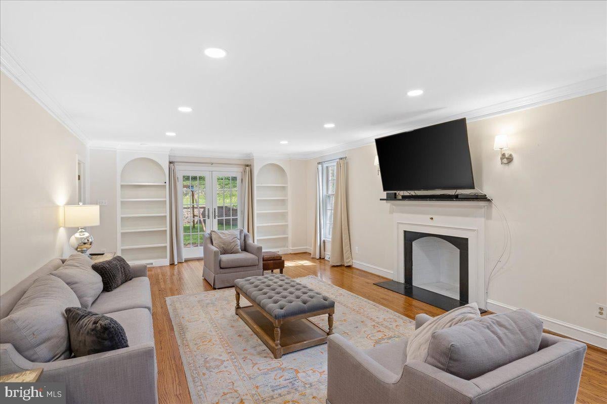 225 Rose Ln