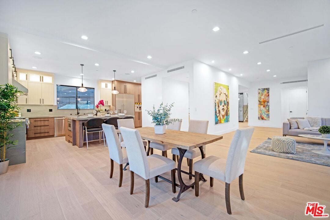 Canyon Lake Dr, 90068