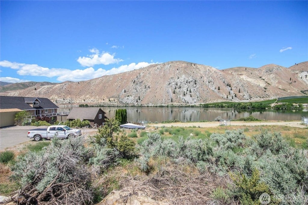 560 Lakefront Dr