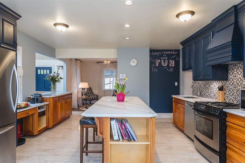 228 Gifford Pl