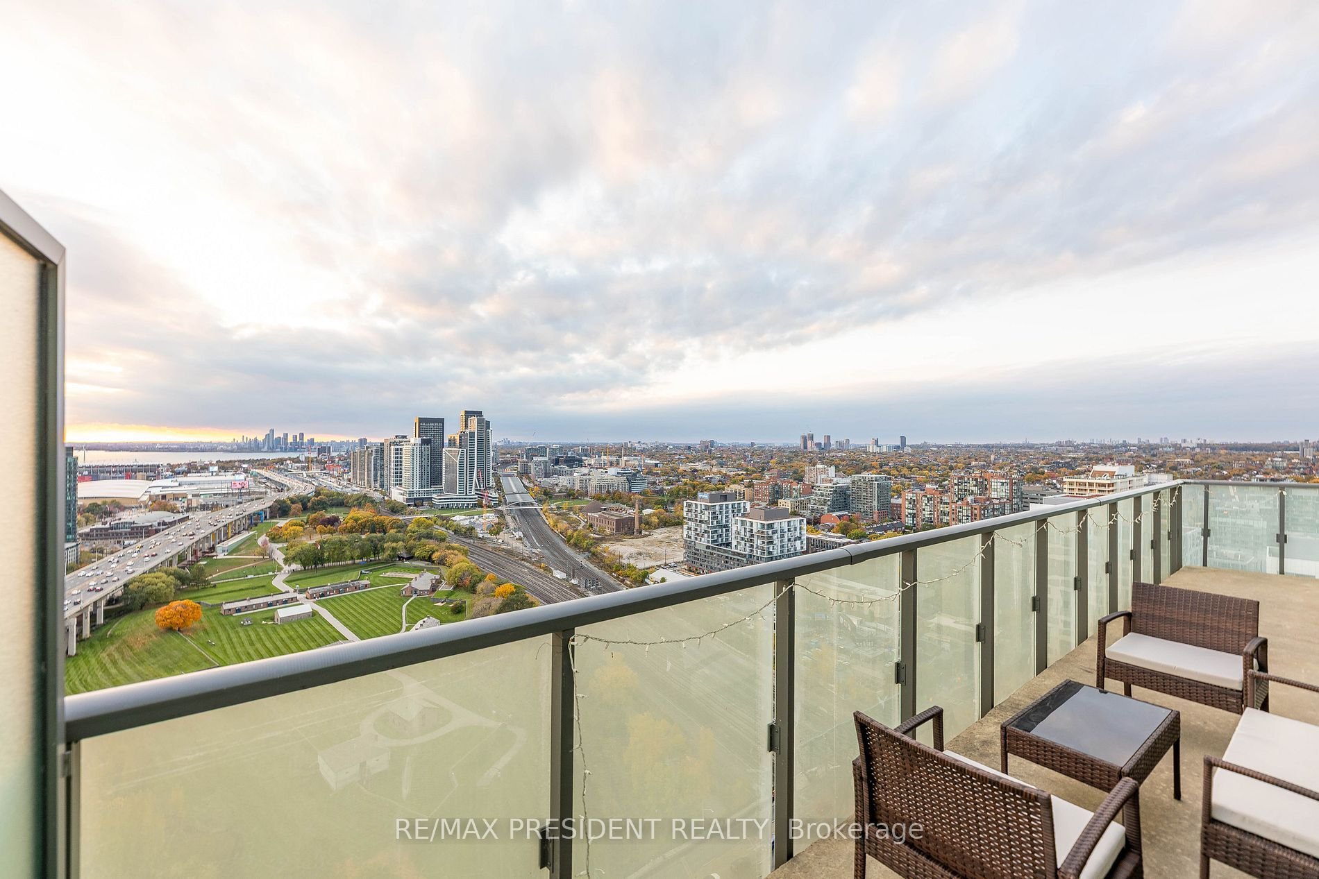 SUN-FILLED CORNER PENTHOUSE 