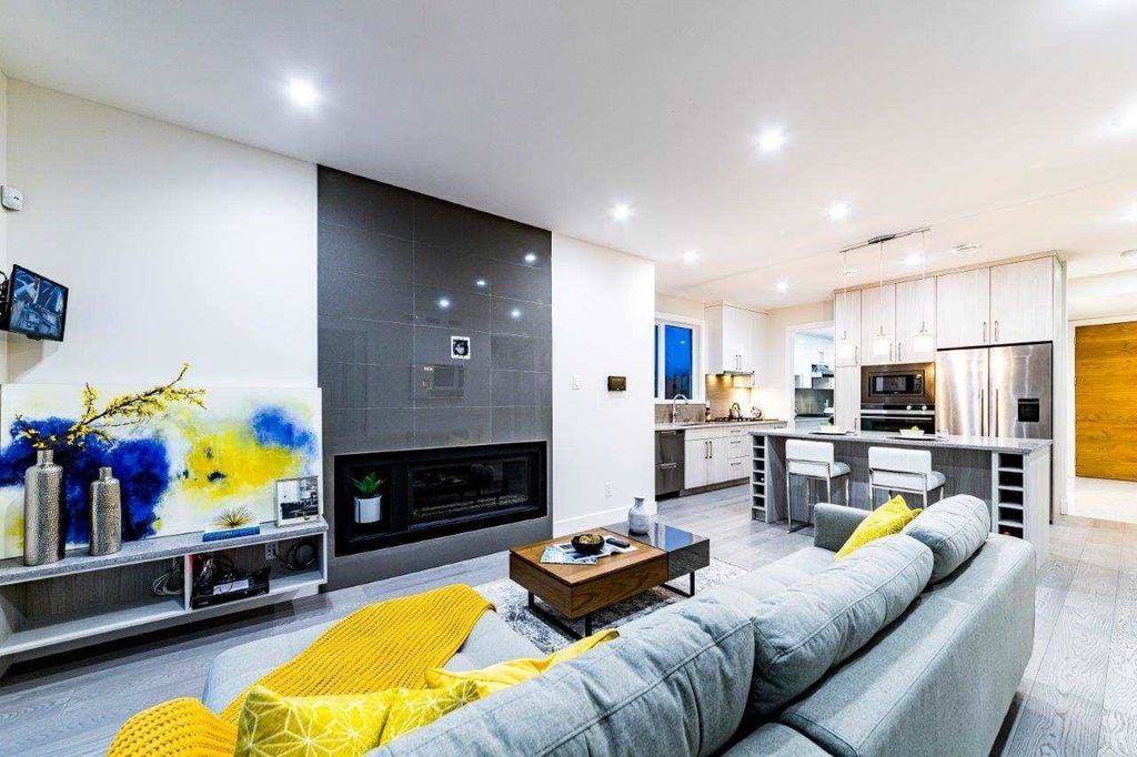 339 W 26th St