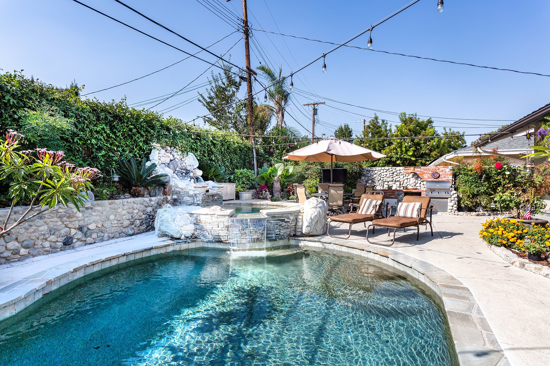 23728 Tiara St, Woodland Hills