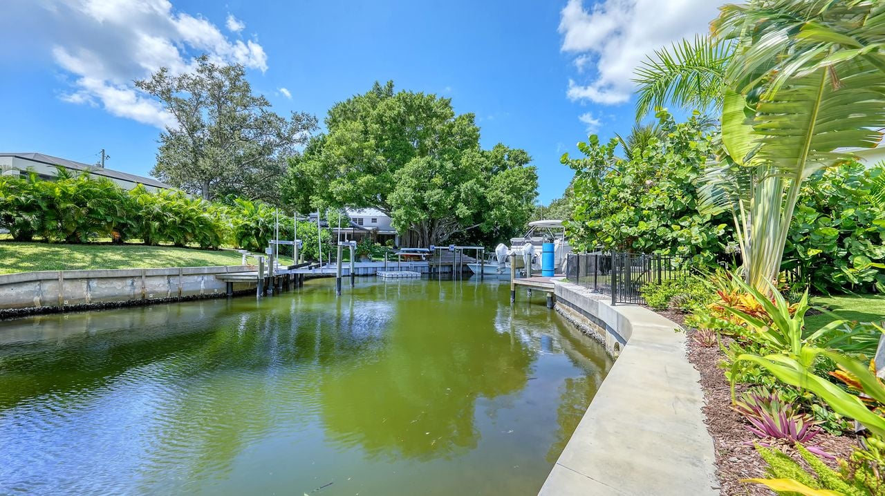 Elegant Waterfront Haven in Cherokee Park