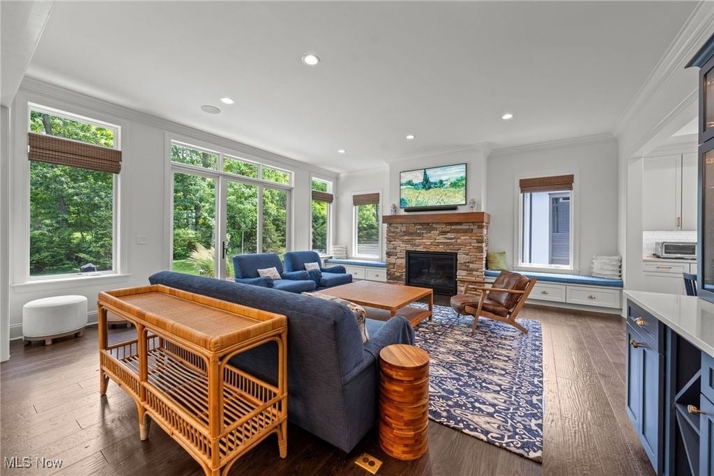 300 Woodridge Ln