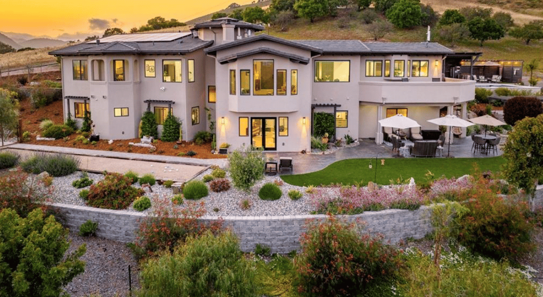 An Elevated Coastal Estate Above San Luis Bay