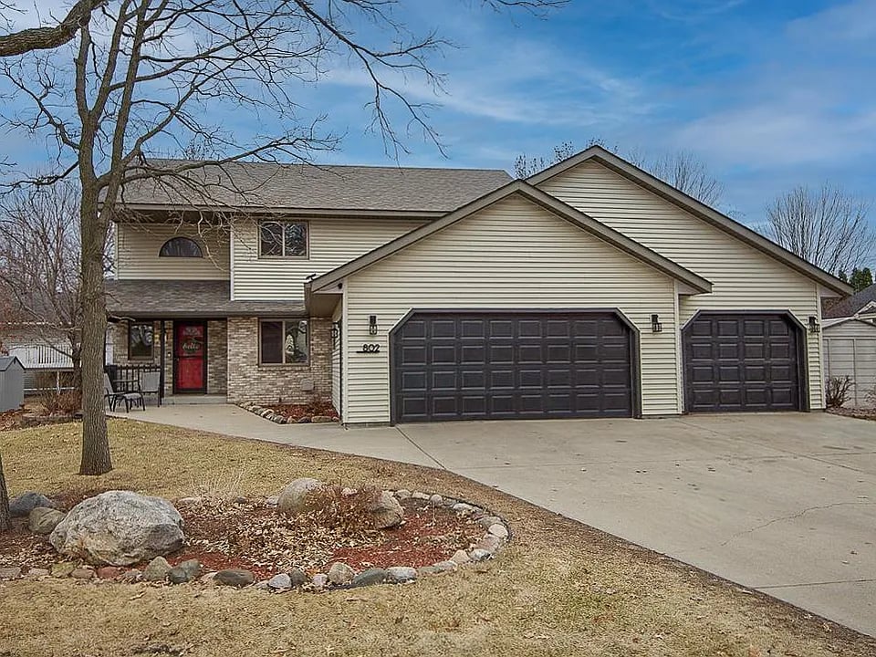 802 Sunwood Park Dr, Waite Park, MN 56387