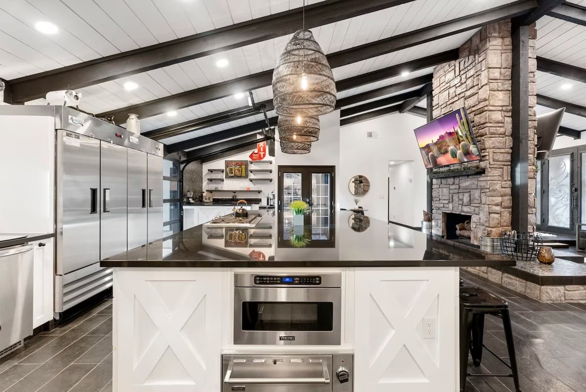 Phoenix Luxury! Pickleball | Free Heated Pool | Hot Tub