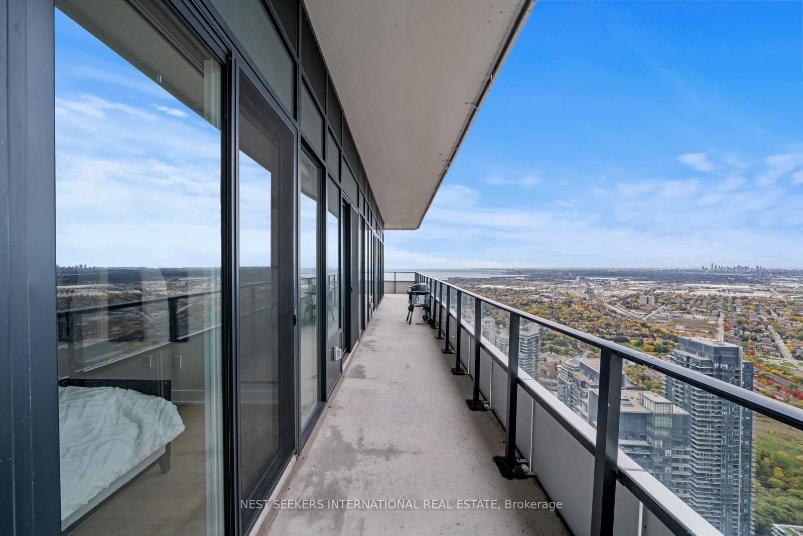 LUXURY AT SKYTOWER 