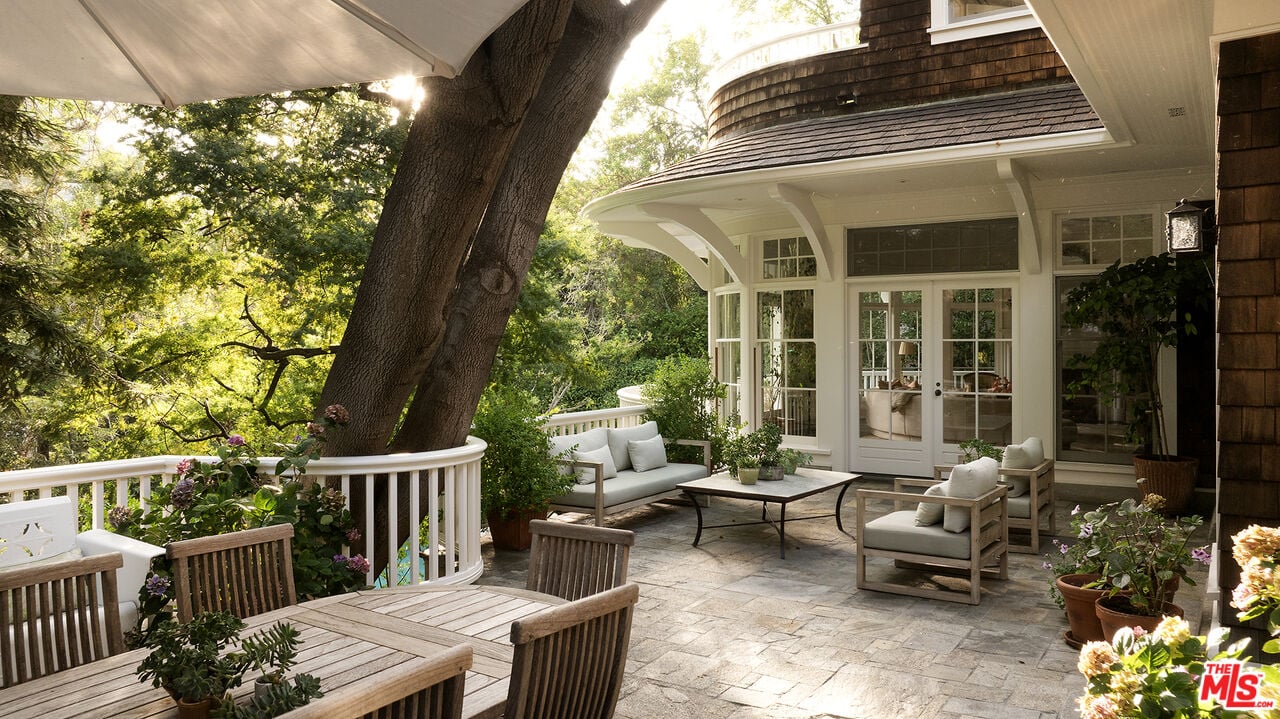 Mandeville Canyon Rd, 90049