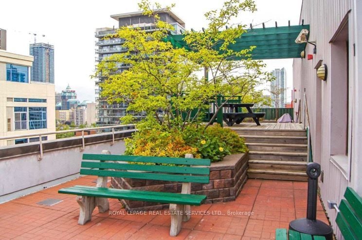 555 Yonge St 502
