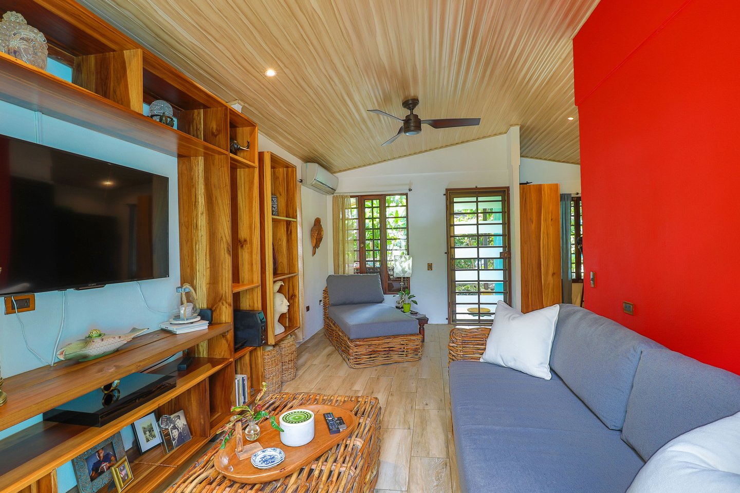 SUCCESSFUL BOUTIQUE HOTEL WITH OWNER’S HOME BY THE BEACH IN UVITA