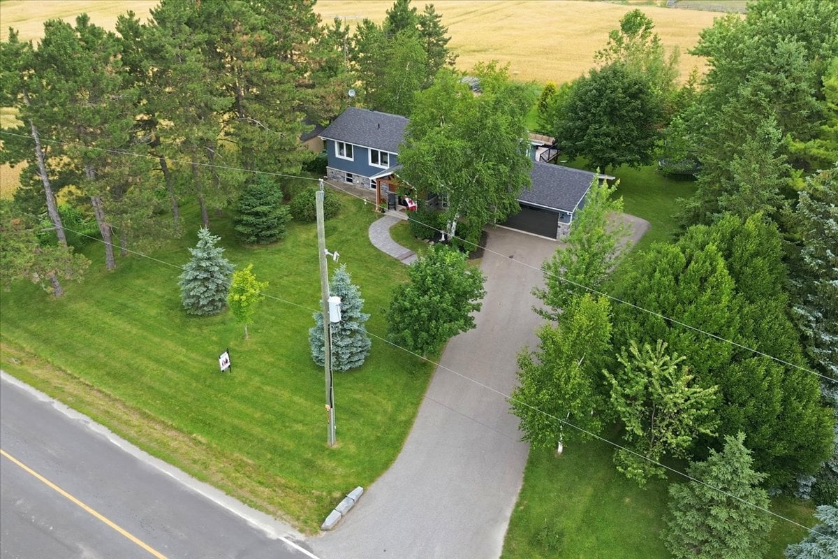 Country setting 10 minutes from the city!