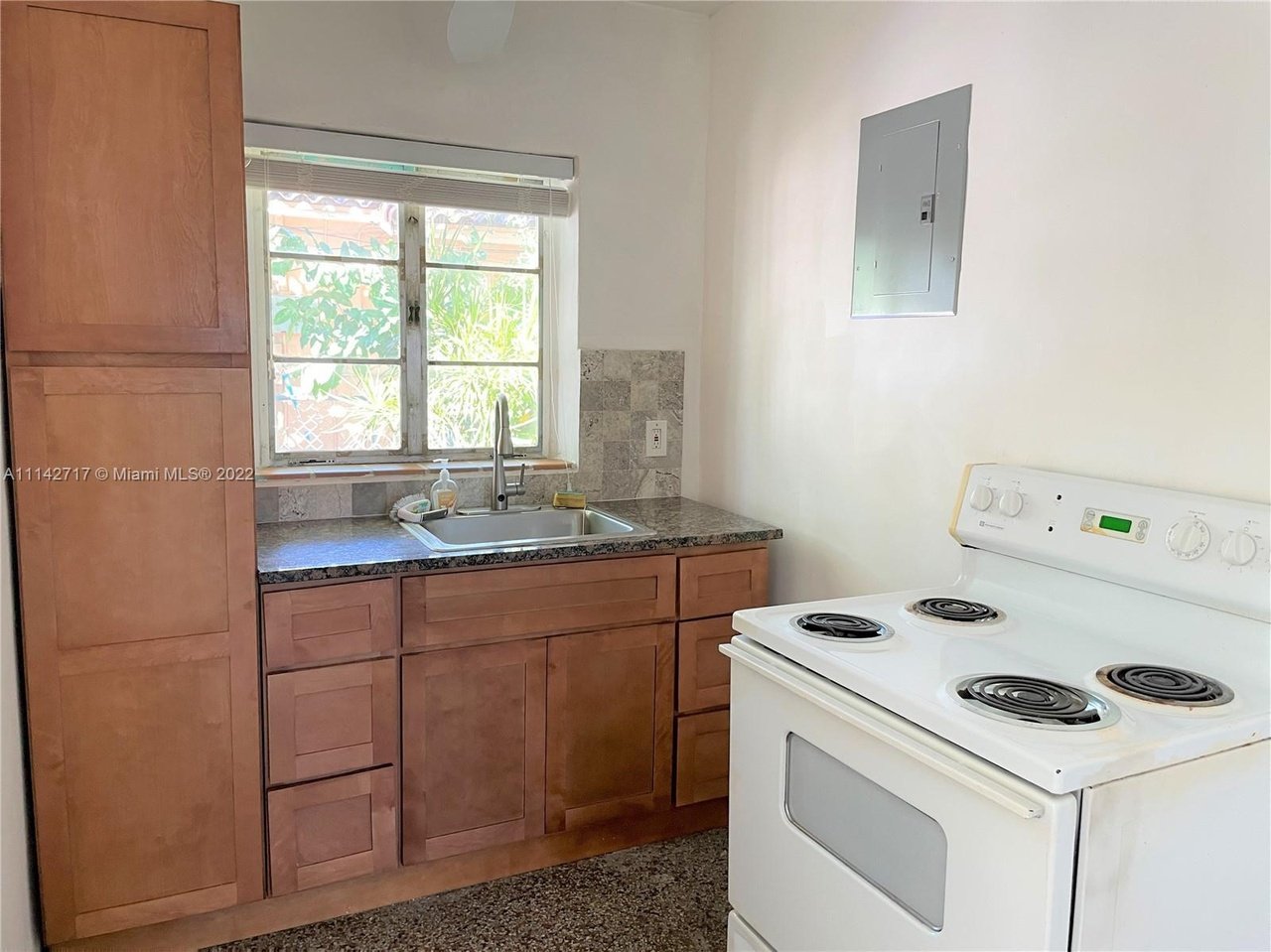 635 SW 16th Ave