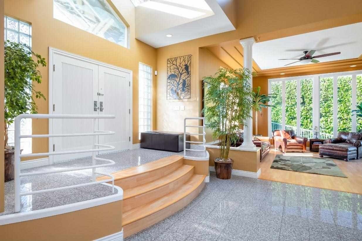 386 Beachview Dr