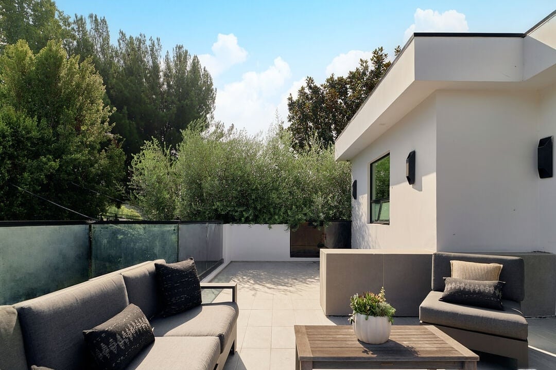 N Bowling Green Way, 90049