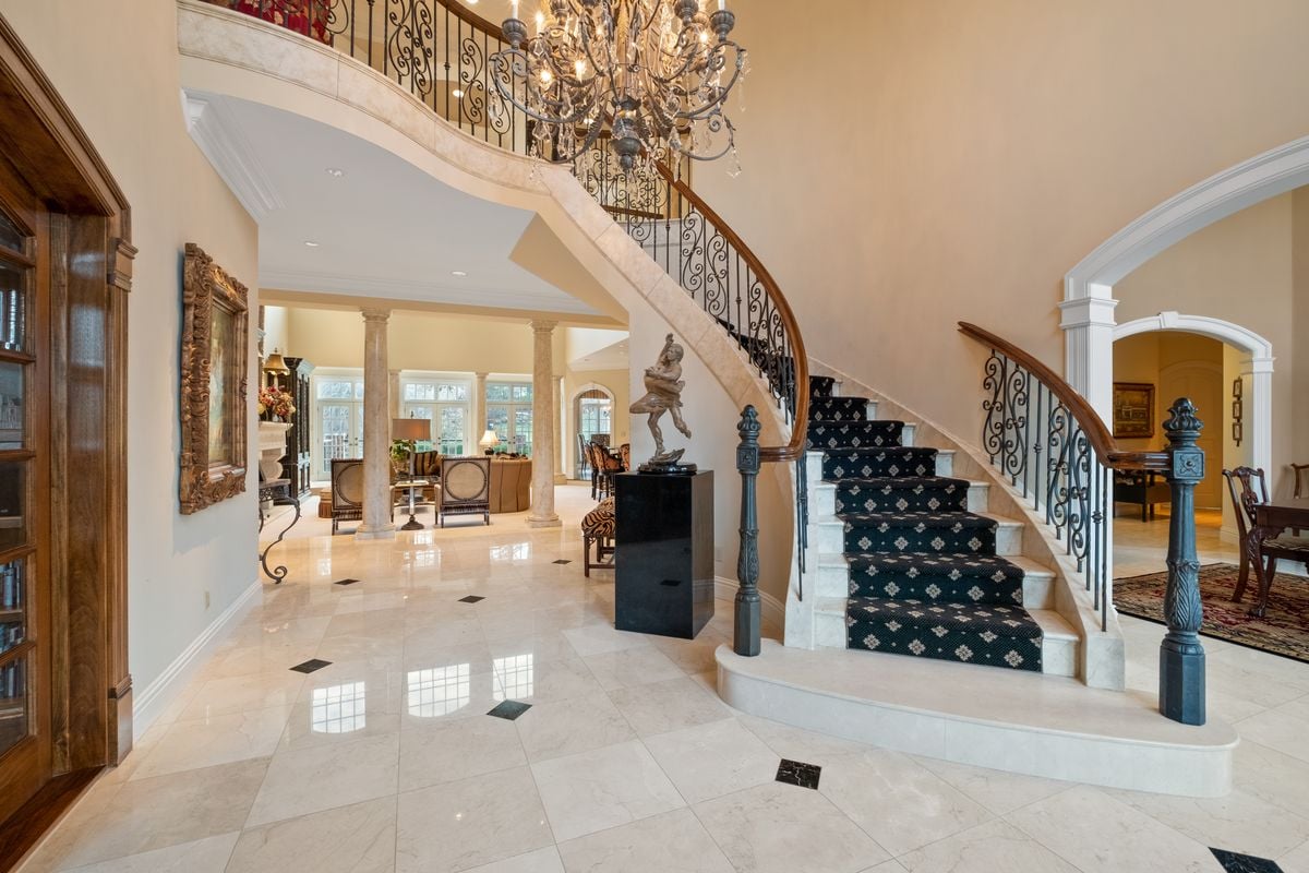 8 Lochinvar Drive