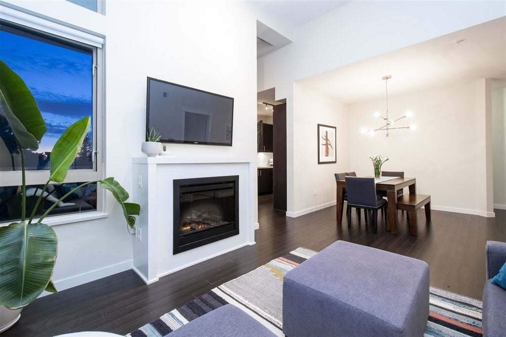 119 W 22nd St, #406