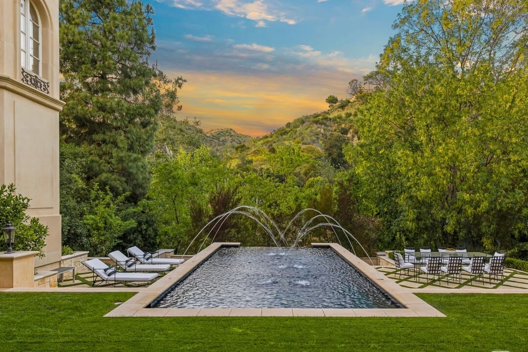 Grandeur Grove