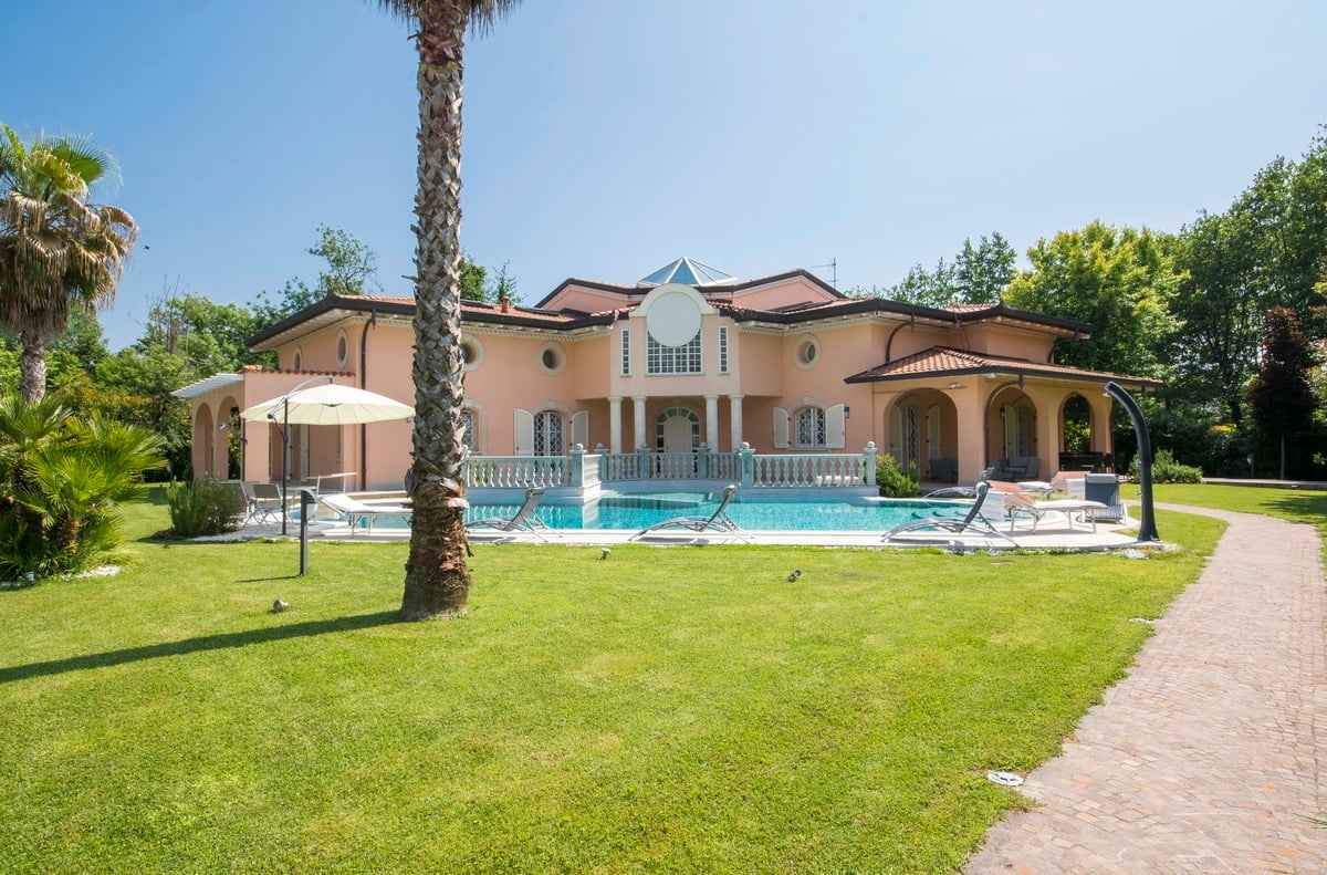 New Luxury Villa with Large Pool and Gardens in Forte dei Marmi