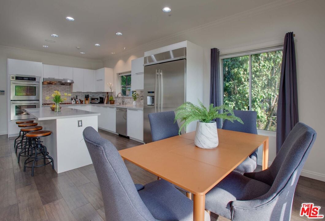 Solaris Manor, N Knoll Dr, 90068