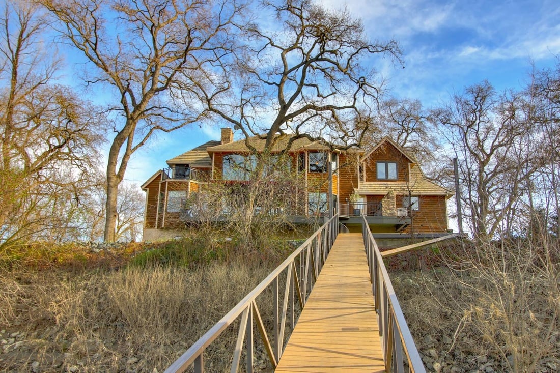 Absolutely Stunning Home on The Garden Highway